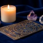 Table élégante et apaisante avec cartes divinatoires aux motifs abstraits, cercle céleste décoratif, bougie ivoire et cristaux violets et transparents dans une ambiance mystique.